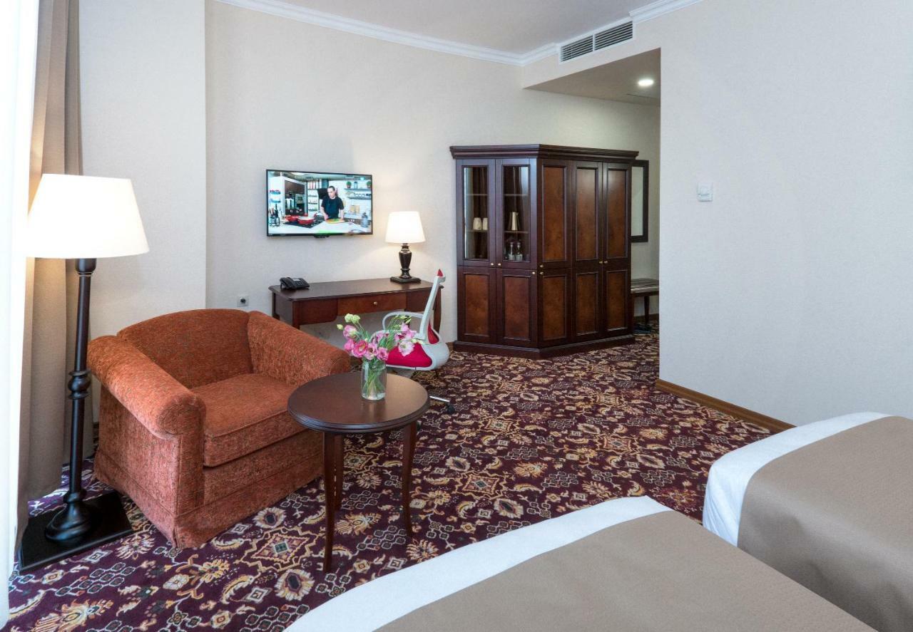 Ani Grand Hotel Yerevan Exterior photo